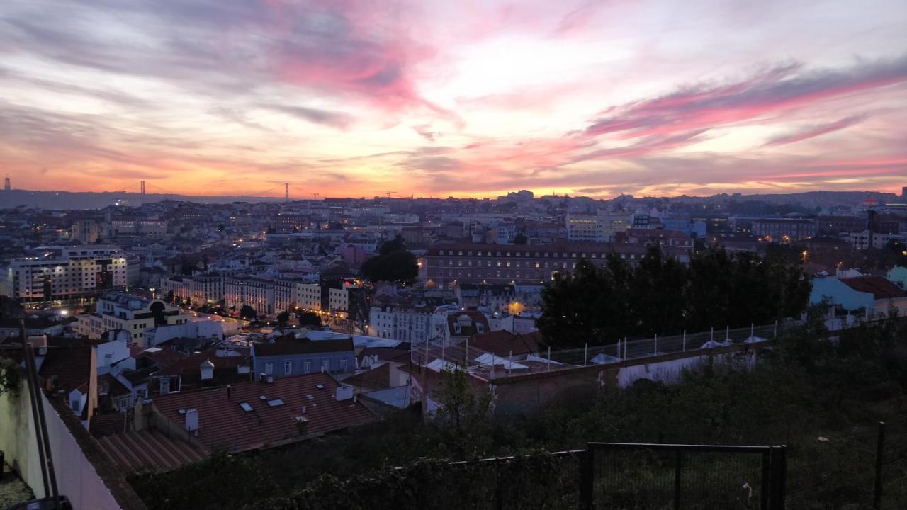 Stroll To Coffee Shops Near A Renovated Hillside Apartment In Graca リスボン エクステリア 写真