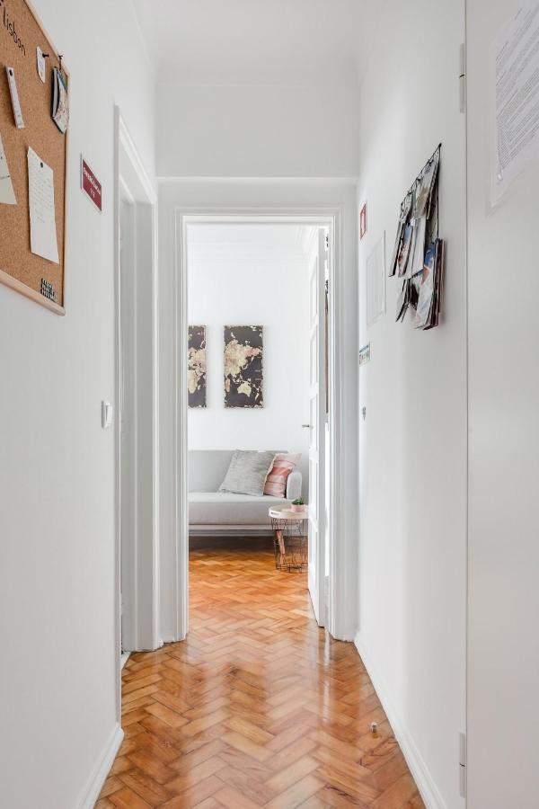 Stroll To Coffee Shops Near A Renovated Hillside Apartment In Graca リスボン エクステリア 写真