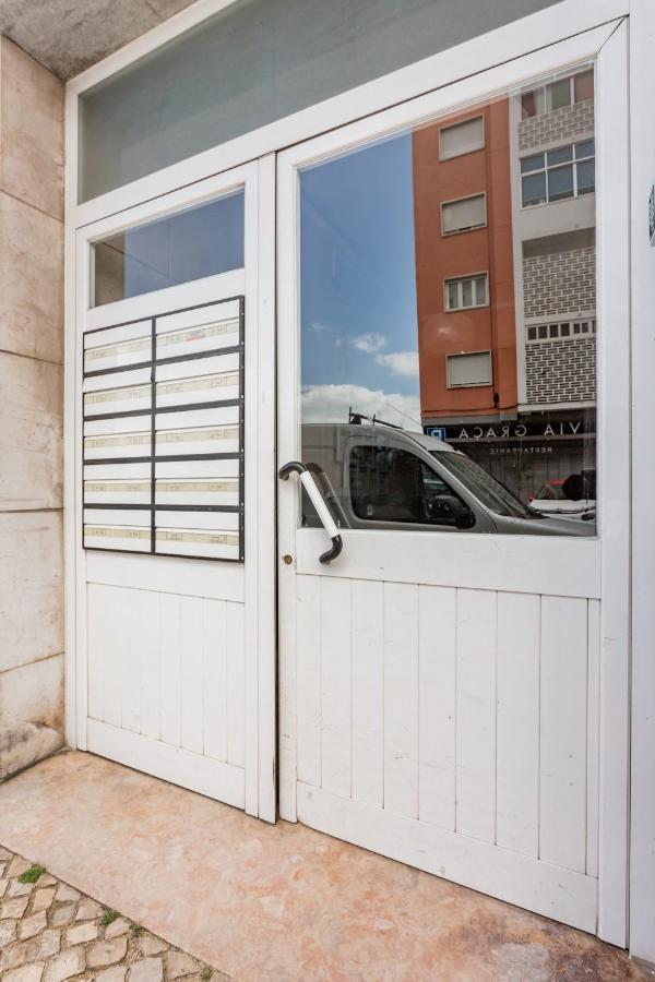 Stroll To Coffee Shops Near A Renovated Hillside Apartment In Graca リスボン エクステリア 写真