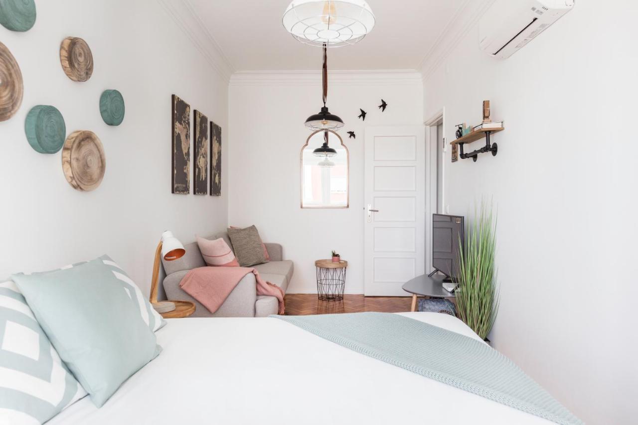 Stroll To Coffee Shops Near A Renovated Hillside Apartment In Graca リスボン エクステリア 写真