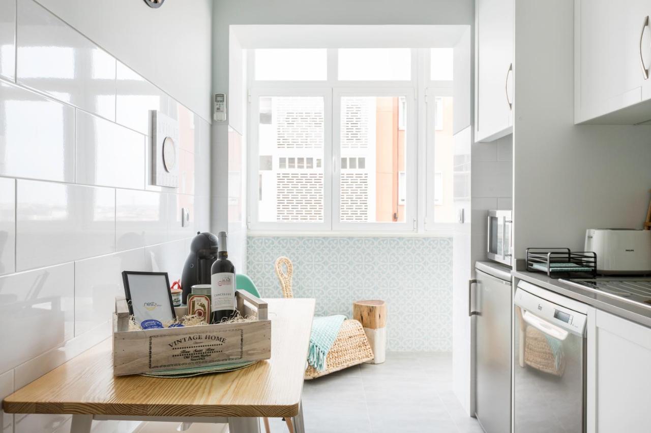Stroll To Coffee Shops Near A Renovated Hillside Apartment In Graca リスボン エクステリア 写真