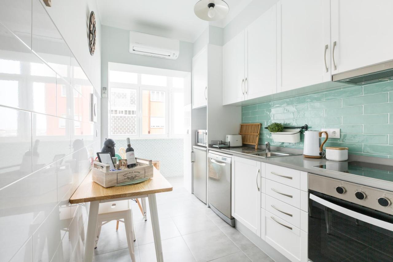 Stroll To Coffee Shops Near A Renovated Hillside Apartment In Graca リスボン エクステリア 写真