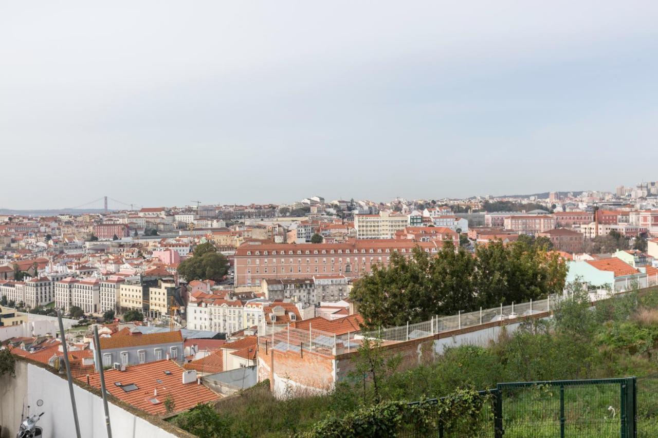 Stroll To Coffee Shops Near A Renovated Hillside Apartment In Graca リスボン エクステリア 写真