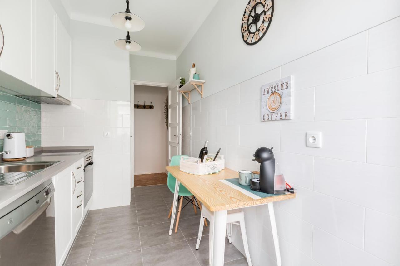 Stroll To Coffee Shops Near A Renovated Hillside Apartment In Graca リスボン エクステリア 写真