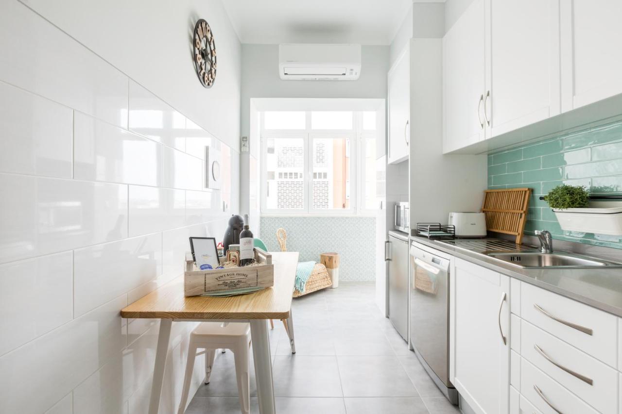 Stroll To Coffee Shops Near A Renovated Hillside Apartment In Graca リスボン エクステリア 写真