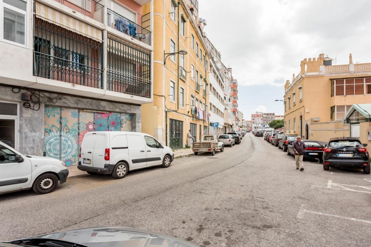 Stroll To Coffee Shops Near A Renovated Hillside Apartment In Graca リスボン エクステリア 写真