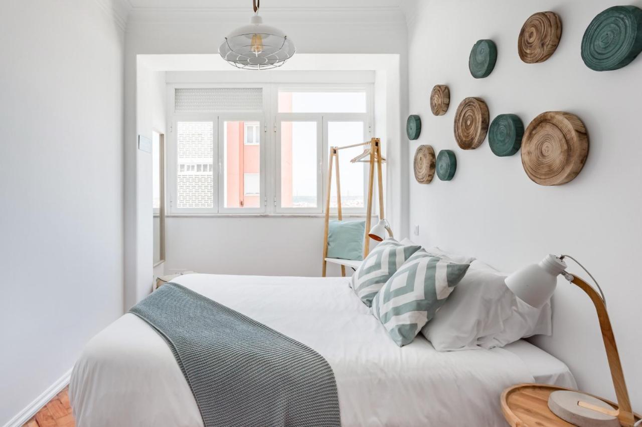 Stroll To Coffee Shops Near A Renovated Hillside Apartment In Graca リスボン エクステリア 写真