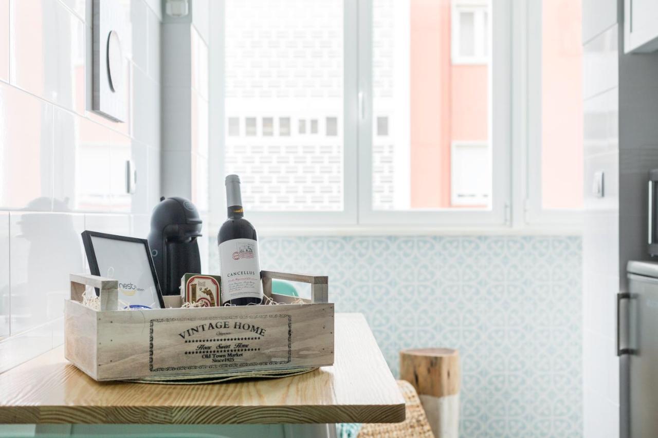 Stroll To Coffee Shops Near A Renovated Hillside Apartment In Graca リスボン エクステリア 写真