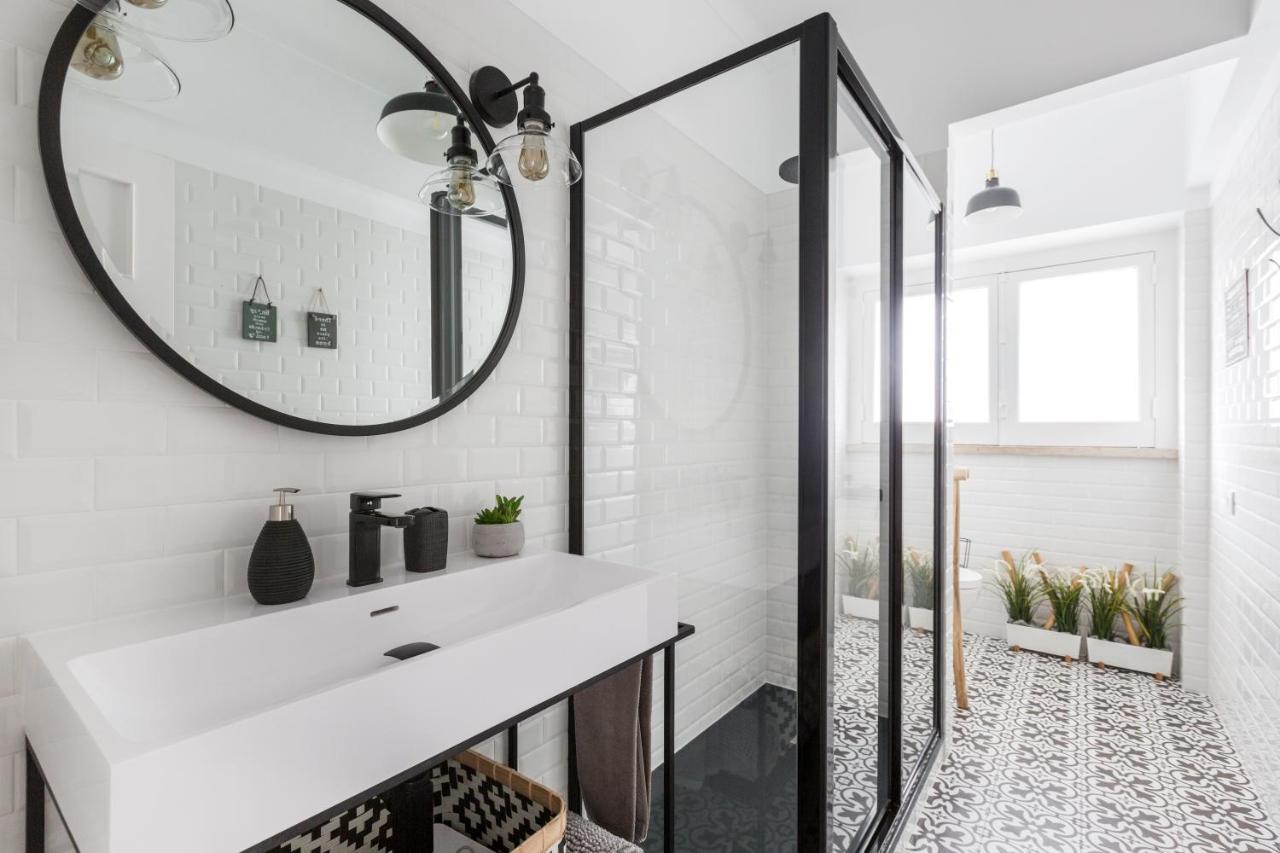 Stroll To Coffee Shops Near A Renovated Hillside Apartment In Graca リスボン エクステリア 写真