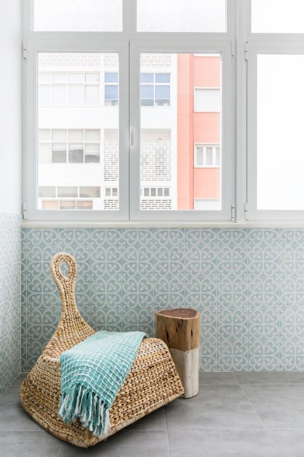 Stroll To Coffee Shops Near A Renovated Hillside Apartment In Graca リスボン エクステリア 写真