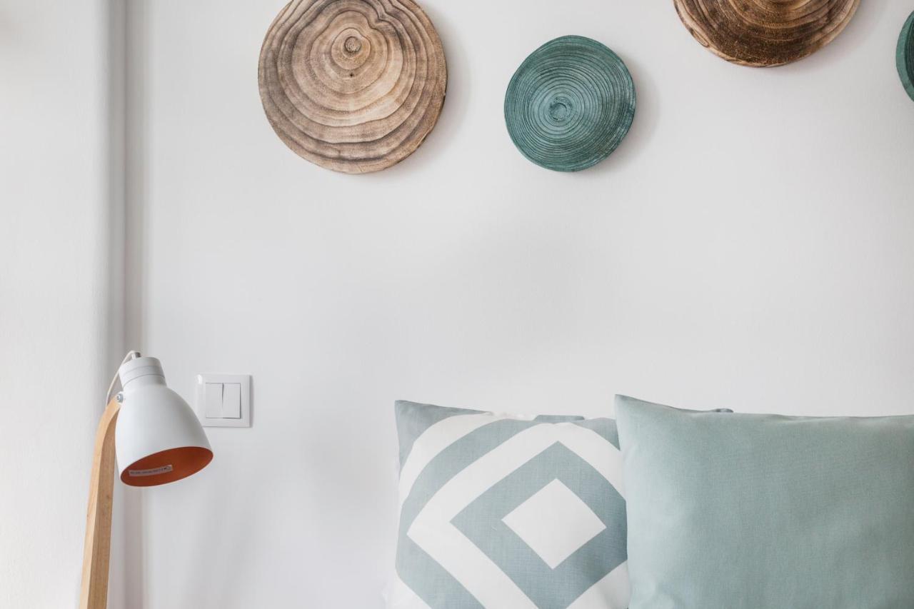 Stroll To Coffee Shops Near A Renovated Hillside Apartment In Graca リスボン エクステリア 写真
