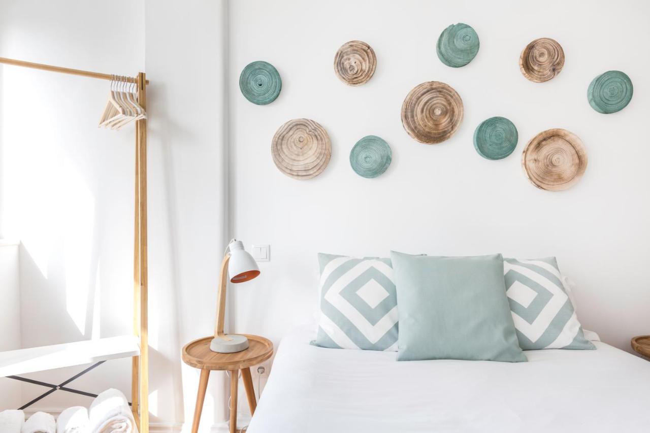 Stroll To Coffee Shops Near A Renovated Hillside Apartment In Graca リスボン エクステリア 写真