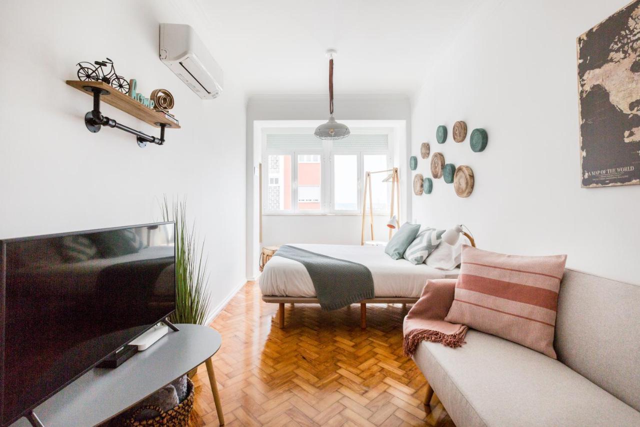 Stroll To Coffee Shops Near A Renovated Hillside Apartment In Graca リスボン エクステリア 写真