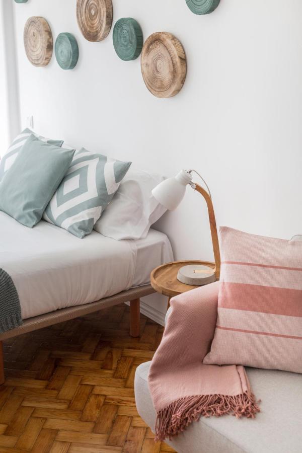 Stroll To Coffee Shops Near A Renovated Hillside Apartment In Graca リスボン エクステリア 写真