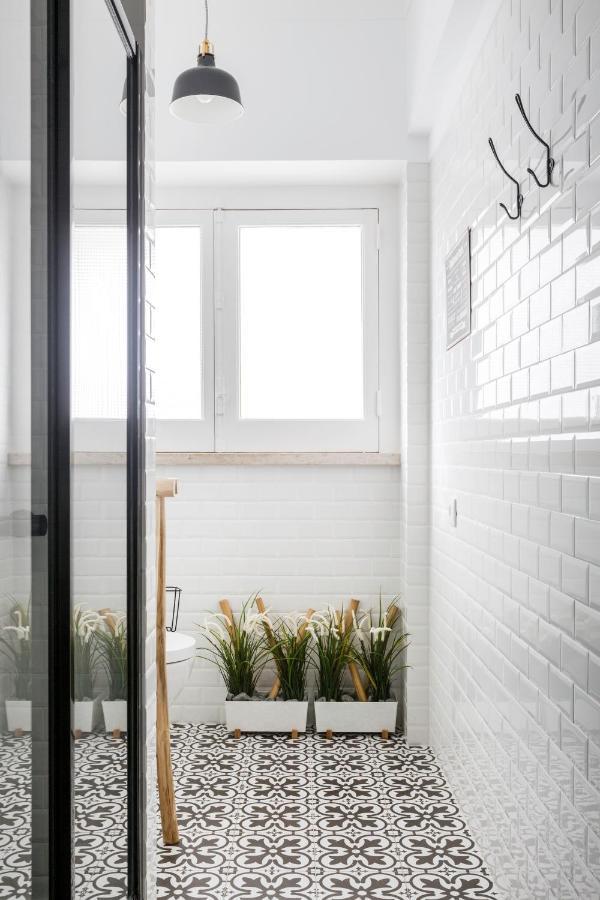 Stroll To Coffee Shops Near A Renovated Hillside Apartment In Graca リスボン エクステリア 写真