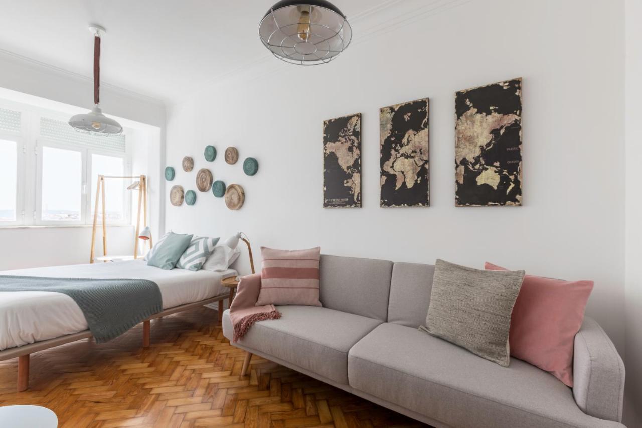 Stroll To Coffee Shops Near A Renovated Hillside Apartment In Graca リスボン エクステリア 写真