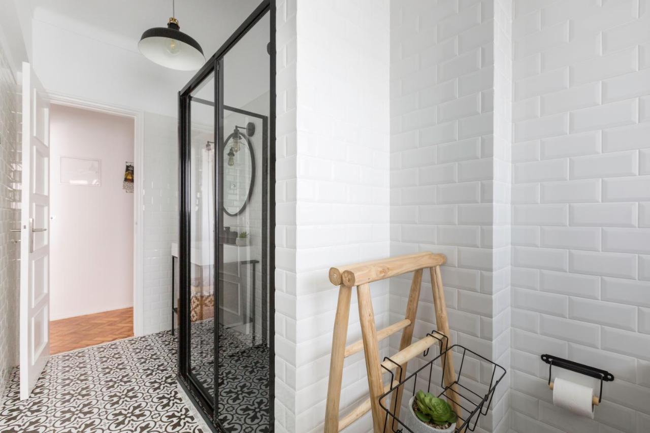 Stroll To Coffee Shops Near A Renovated Hillside Apartment In Graca リスボン エクステリア 写真